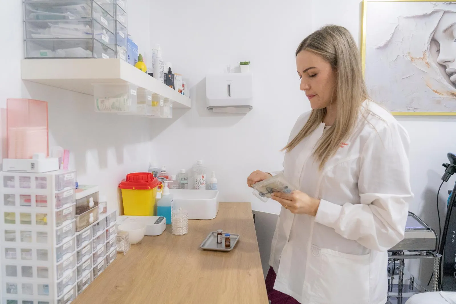 La Dra. Elibeth Catalá preparando material médico en su consulta