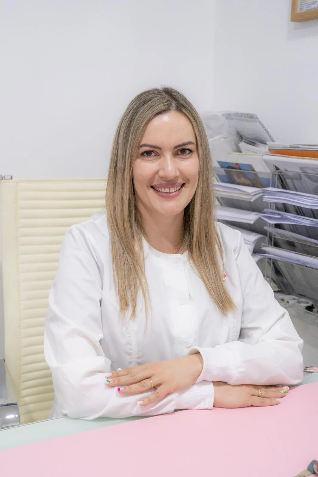 Retrato de la Dra. Elibeth Catalá Reyes en su consulta