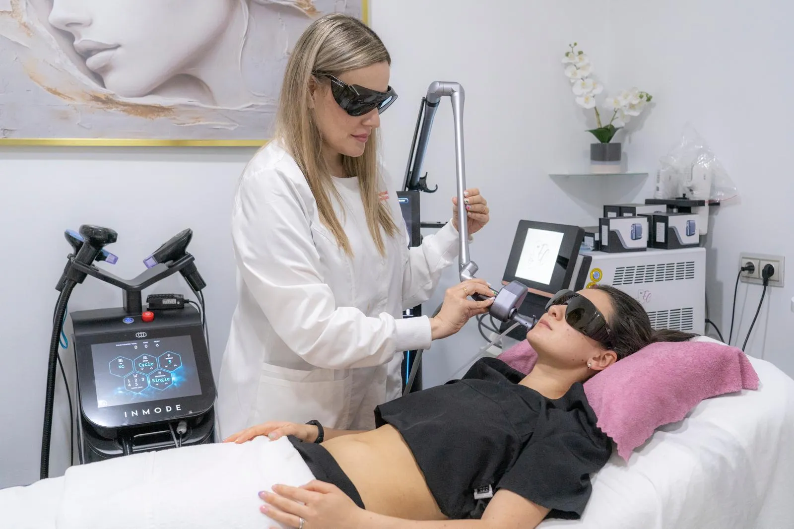 La Dra. Elibeth Catalá aplica un tratamiento facial con la plataforma médica InMode en consulta